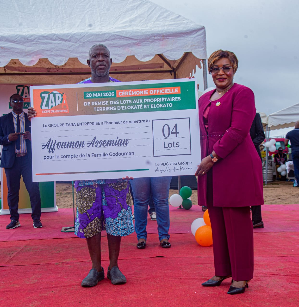 Mme Arlette Badou remettant l'ACD d'un propriétaires terrien